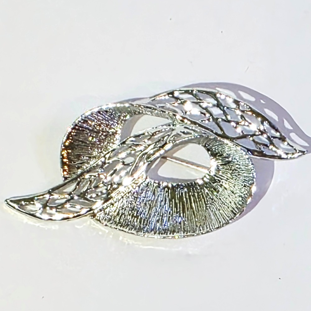 Vintage Celebrity NY Textured Silver Tone Open Work Abstract Ribbon Brooch Pin